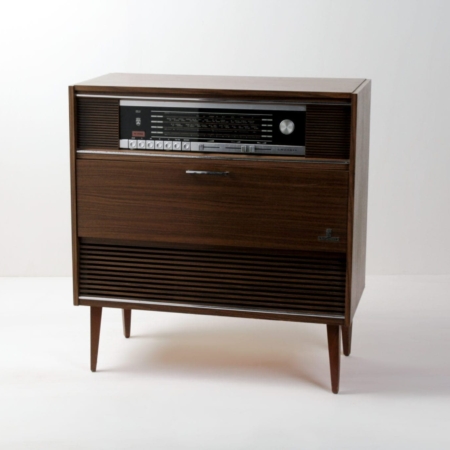 Radiogram Bartolome | An elegant radiogram from the 1970s. Bartolome is made of dark wood and a real gem not only for music lovers. Staged beautifully, the radiogram is an impressive decorative element. Would you like to rent other unusual decorative elements? We have many interesting design elements in our range. | gotvintage Rental & Event Design