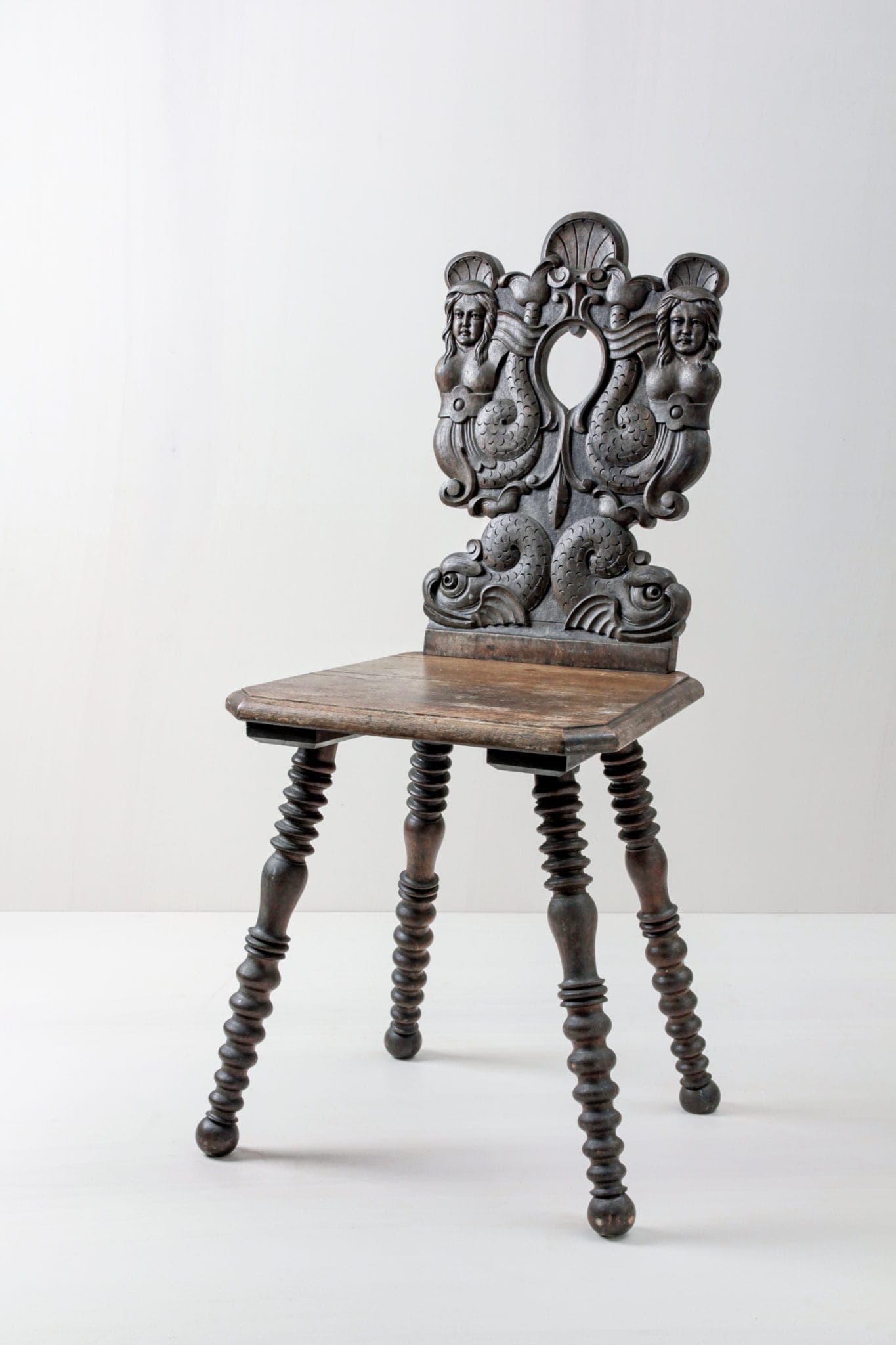 Extravagante Stühle mieten, Bauernstuhl mit Ornamenten