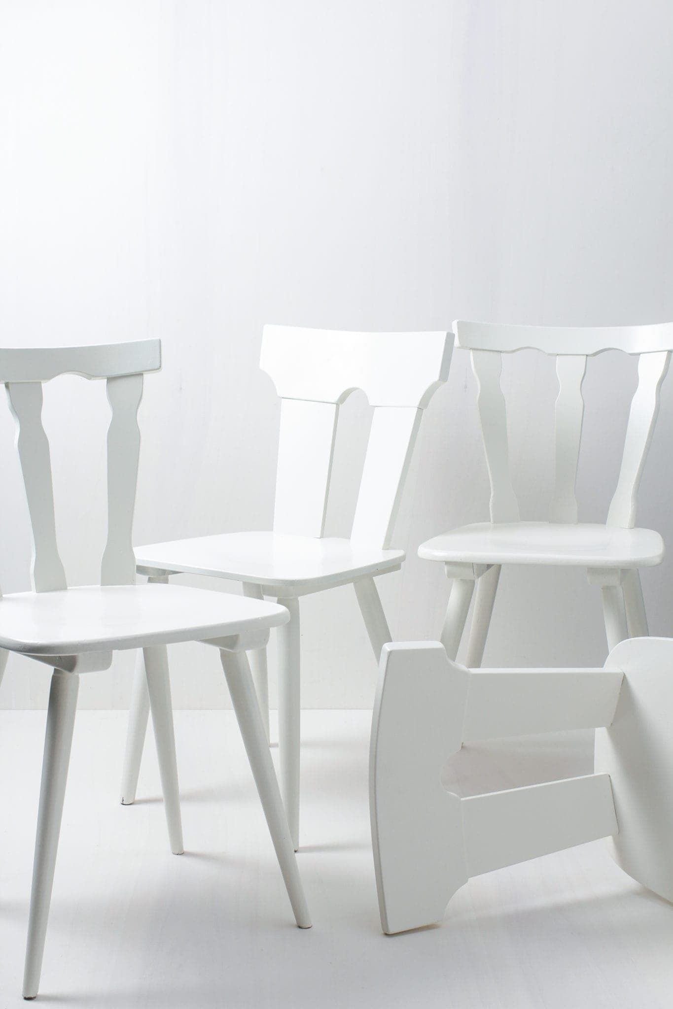Diese vintage mismatching Holzstühle verschönern jede Tafel. Durch ihre individuellen Formen und Designs ergibt sich ein einmaliges aber stimmiges Bild auf ihrem Fest, der Hochzeit oder auf ihrem Event. Die Stühle sind in weiß seidenmatt lackiert.