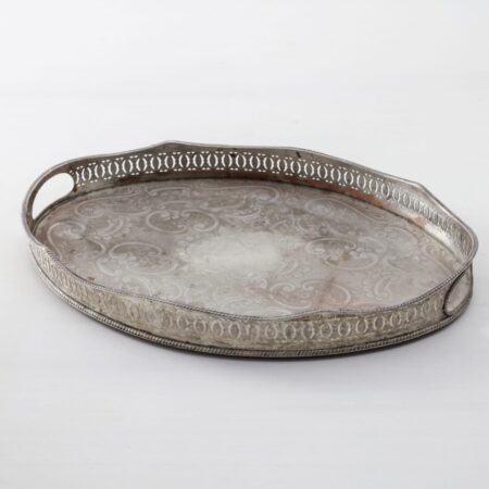 Tray Limoncito Vintage | Limoncito is an oval, vintage silver tray with handles for safe serving. Of course you can also use the tray for decoration and design. | gotvintage Rental & Event Design