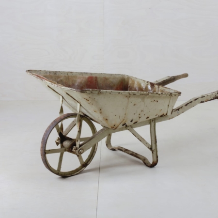 Wheelbarrow Quinta | Wheelbarrow Quinta has a lot to offer. Whether as a decorative element, filled with plants and flowers, present a wide variety of products or as a beverage storage. Outdoors, the wheelbarrow can be used as a large cooler with ice cubes. For this purpose we gladly supply when renting the corresponding waterproof insert. | gotvintage Rental & Event Design
