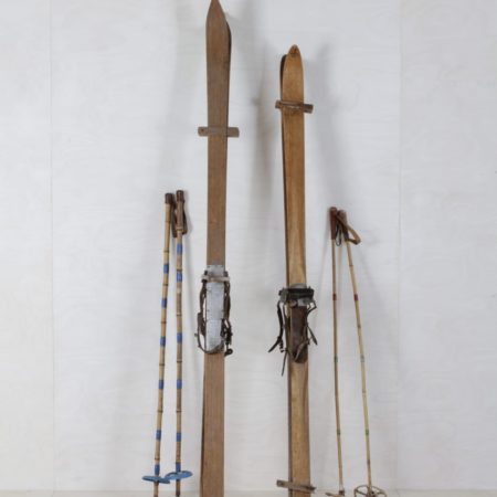 Wooden Ski Virgilio Vintage | Wooden ski Virgilio is part of our lovingly selected fund. Each set consists of two skis and two poles. With the pair of antique wood you can wonderfully decorate. | gotvintage Rental & Event Design