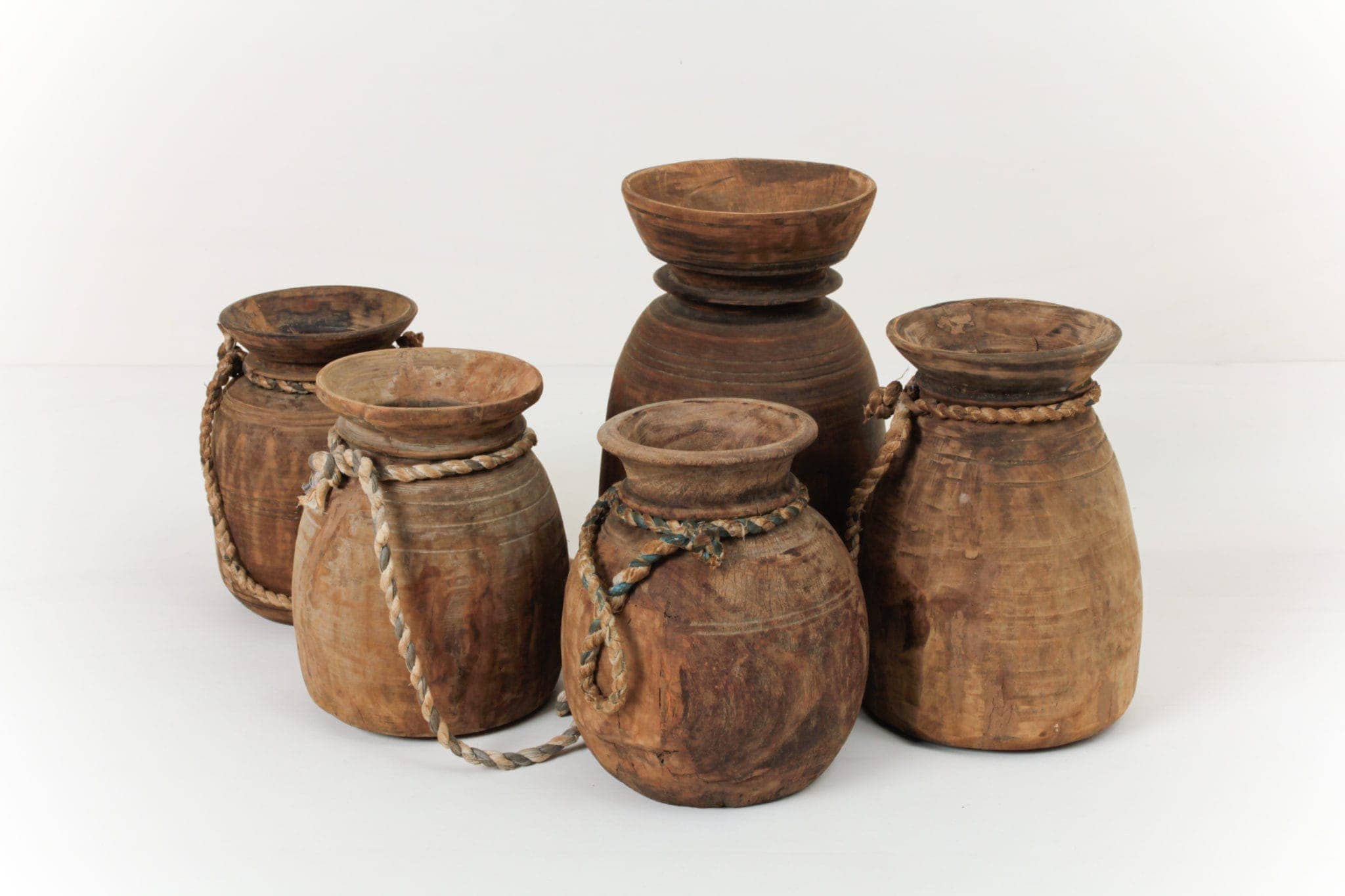  | Are you planning an event in the trendy Wabi-Sabi style? Then rent our antique wooden vases for your next summer party. Filled with flowers or clever placed as decoration, the Blanco wooden vases are the right choice. | 