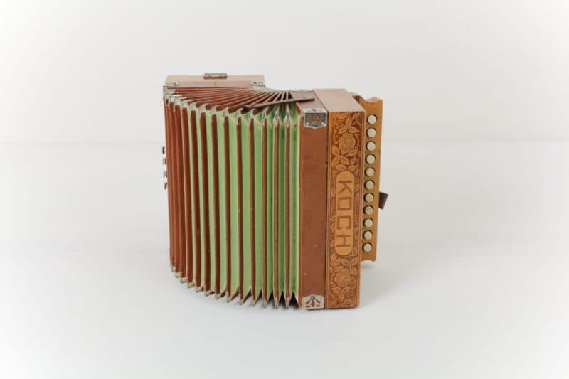  | Honorato is a decorative accordion in great colors. The accordion is ideal for decorating exhibition stands or to create a certain ambience during an event. Would you like to rent other unusual decorative elements? Feel free to take a look around and let yourself be surprised. | 