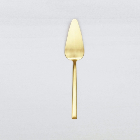 Rental cutlery for weddings. Cake shovel in gold for rent.