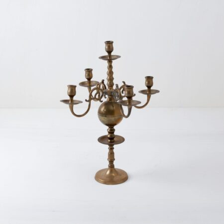 Candle Holder Estrella | Are you looking for the perfect finish for the decoration of your room? Then rent our candleholder Estrella. A large brass candleholder that attracts attention.We rent candle holders in a variety of sizes and shapes. Combine the candle holders in a perfect mismatching look and create an unforgettable sea of candles. | gotvintage Rental & Event Design