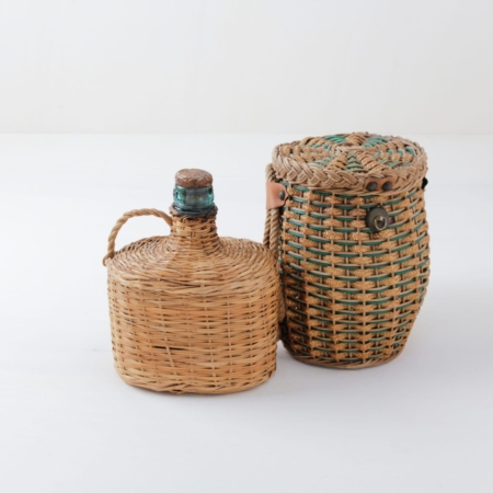 Carboy and Basket Set Damian | Are you looking for unusual decorative elements? We rent out our Damian Set, consisting of a carboy inside a basket and with a matching basket bucket. Both parts of the glass balloon set have a very nice coloring. | gotvintage Rental & Event Design