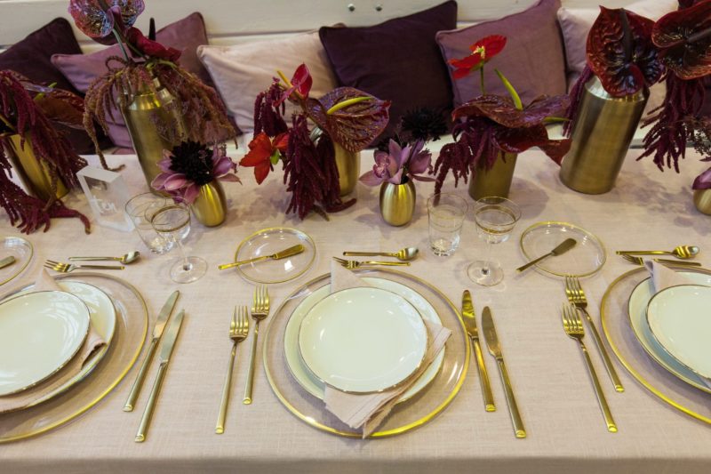  | Simple clear glass charger plate with a matte gold rim to rent. Fits perfectly into every table setting and can be decorated wonderfully. You can also rent the bread plate Sofia with a matte gold rim and a diameter of 15 cm. | 
