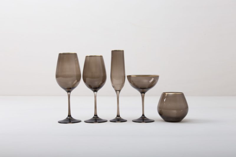  | We rent out the white wine glass Acadia Smoke, a wine glass with a golden rim and a smoked glass look. Whether for an elegant dinner party, a festive reception or a minimalist wedding - wine glass Acadia Smoke is definitely the colored glass for your event.

You can rent further colored glasses of the Acadia series with smoked glass effect and gold rim to match the white wine glass. The complete Acadia Smoke series includes water tumbler, red wine glass and champagne coupe. | 