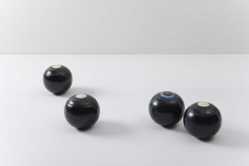  | The English lawn bowl set from the 1950s today only serves as decoration. The set consists of four balls and a leather bag. Ideal for event organizers with a love of detail or to put the finishing touches to your stand. | 
