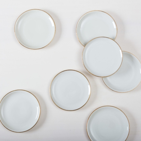 Dessert Plate Magdalena Ivory Colored Gold Rim | The cake plates Magdalena are a collection of small, mismatching, ivory-coloured plates with gold rim. Combined from different series from the 1930s to the 1960s, they are almost identical in form and color.You eat with your eyes first, especially during a wedding one more reason to put delicious cake or the wedding cake in a romantic scene. Cakes and pies are even more seductive on our vintage cake plates with a delicate gold rim. In addition, the plate can be wonderfully used as a starter plate or to serve the nightly buffet.Together with further gold rim tableware of the series Magdalena, our vintage glasses Patricia and the beautiful cutlery of the series Ines or Antonia, results in a noble combination on the table. | gotvintage Rental & Event Design