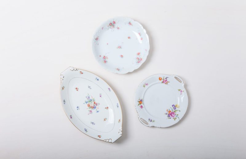  | From cakes to cheese, from macarons to mini burgers, you eat with your mouth and eyes alike, especially at a celebration or wedding - one more reason to put beautiful dishes in the limelight. Our vintage serving plates with different flower decors and in different shapes make delicacies look even more seductive.

The plates are perfectly complemented by our Carmen tableware and the Patricia series of glasses. | 
