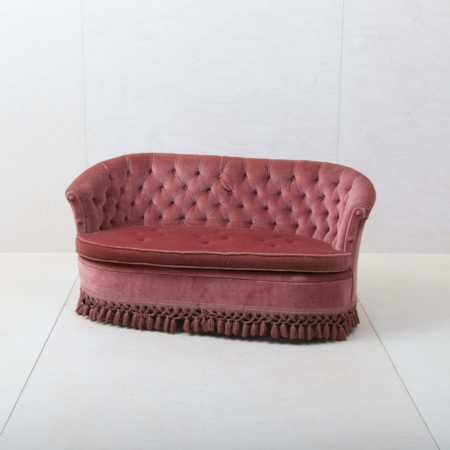 Couch Candida | This elegant couch from the 1960s with pink velvet cover invites you to linger and for relaxed conversations!
Our Pringles vintage couch is also available to complement the stylish seating area. | gotvintage Rental & Event Design