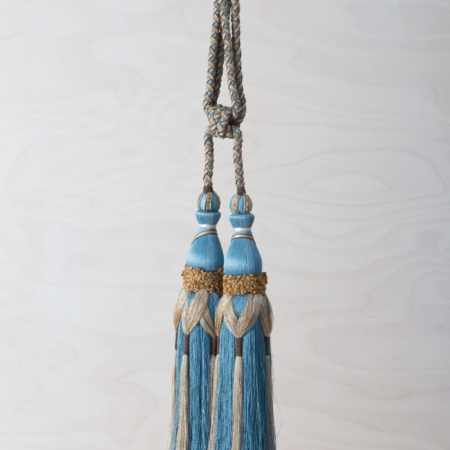 Tassel Rodeo Blue | This beautiful, opulent tassel is a great eye-catcher with many possibilities: for draping curtains or wall hangings, as a decorative element on the back of chairs, doors, windows, flower vases and much more. The blue-golden tassel brings a touch of elegant luxury to any event. | gotvintage Rental & Event Design