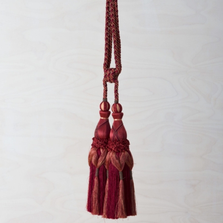 Tassel Rodeo Red | This beautiful, opulent tassel is a great eye-catcher with many possibilities: for draping curtains or wall hangings, as a decorative element on the back of chairs, doors, windows, flower vases and much more. The blue-golden tassel brings a touch of elegant luxury to any event. | gotvintage Rental & Event Design