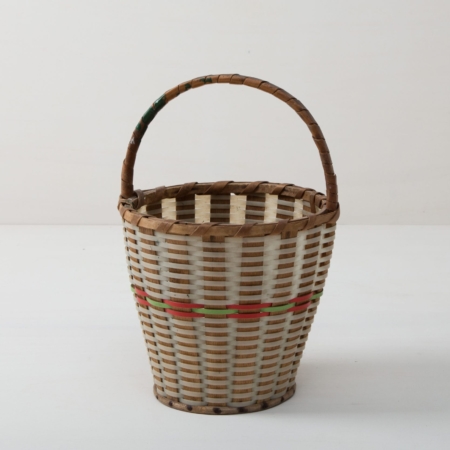 Basket Finca | Finca is a beautiful vintage basket with a braided rattan edge. The basket is ideal for offering pillows or blankets during an event, rent it for product presentations, for your event styling or flower decoration.Basket Senda can be combined with our other baskets Sucha, Senda and Selta. | gotvintage Rental & Event Design