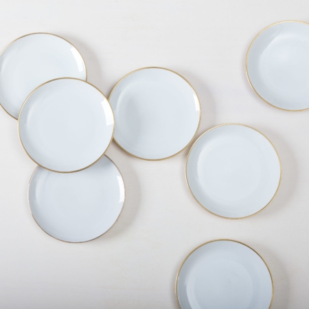 Dessert Plate Alexandra White Gold Rim | Elegant white coloured dessert plates with gold rim. Mismatching though almost matching, curated out of German porcelain from the 1930s to the 1960s. You can use the dessert plate as well for a starter served on a smaller plate or serve your wedding cake to the party guests.Combined with the gold rimmed clear glass charger Sofia excellent set for a vintage meets modern dinner table look in gold. | gotvintage Rental & Event Design