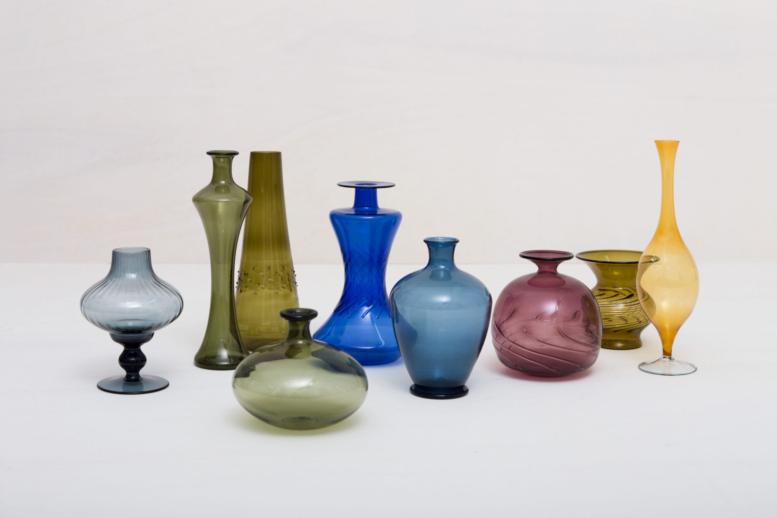 Diese missmatching Vasen aus mundgeblasenem Glas leuchten in den unterschiedlichsten Farben und Formen. Ob einzeln oder als Ensemble, sie setzen kleine Blumengestecken perfekt in Szene.