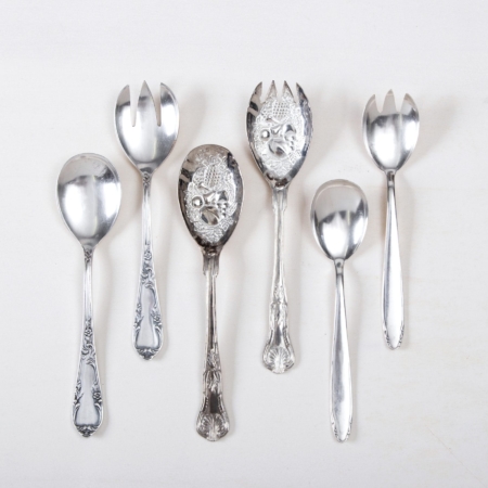 Serving Spoon Antonia Silver-Plated Mismatching | Are you looking for vintage serving spoons to serve salads, potatoes and other dishes in style? You can rent gorgeous serving spoons with different patterns from us. The silver-plated mismatching collection of the Antonia series is for real connoisseurs and lovers of details. The serving spoons are part of a beautiful silver-plated rental cutlery with an elegant patina.We also rent out mocca and teaspoons, serving forks and knives, soup spoons and ladles, pastry tongs and cake servers in a silver-plated mismatching look. | gotvintage Rental & Event Design