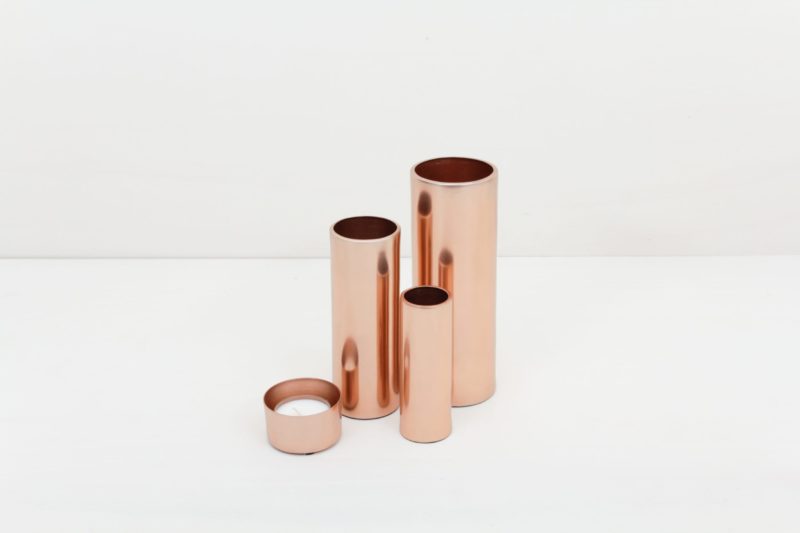  | The tealight holder Elisa has a beautiful copper tone and can be ideally combined with our vases of the same series in different colors and sizes for a modern touch. We rent the tealight holder Elisa without candles. You can order the corresponding tea lights separately from us. | 