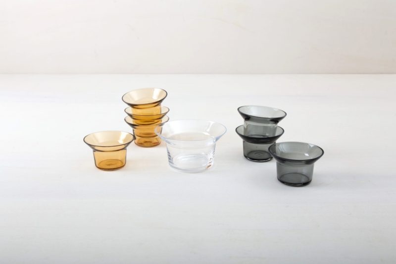  | We rent out numerous simple tealight holders made of beautiful grey glass. You would have to order the corresponding tealights separately from us. Alternatively you can use the tealight holders for small flowers. The holders have a diameter of 39 mm. | 