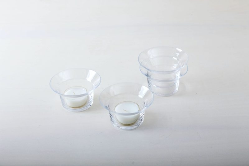  | We rent out numerous simple glass tealight holders. You would have to order the corresponding tealights separately. Alternatively you can use the tealight holders for small flowers. The holders have a diameter of 39 mm. | 