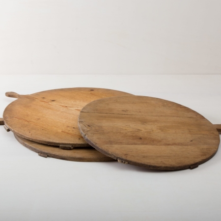 Wooden Boards Casimiro | With the Casimiro wooden boards we rent a total of 11 round serving boards. Individually or several combined, the wooden boards give buffet tables an extraordinary, gorgeous look. | gotvintage Rental & Event Design