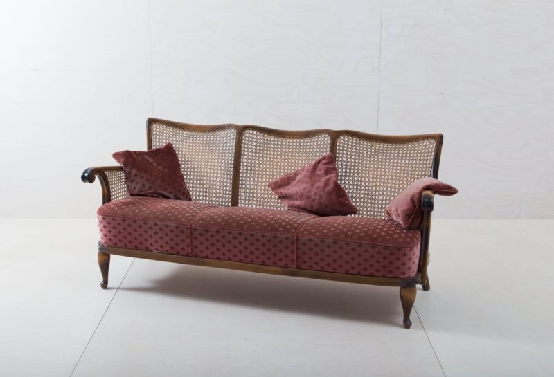  | Make yourself at home! The cosy couch with velvet cover in old pink seats up to three people. Pretty cushions, decorative legs and delicate wicker give the vintage sofa a romantic look.

A great eye-catcher for a cosy sitting area, the entrance area at an event or as a seating option for group photos. | 