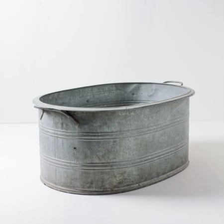 Metal Tub Pedro XL | A metal tub that can hold a lot. Whether as a flower tub for the event styling or the exhibition stand, chilled champagne bottles at the wedding party or with lots of ice cubes as a beverage cooler for events. Alternatively, some warm blankets can be prepared for the guests in the tub.The metal tub can be wonderfully combined with our other zinc tubs Aurelio, Ernesto and Caminera. | gotvintage Rental & Event Design