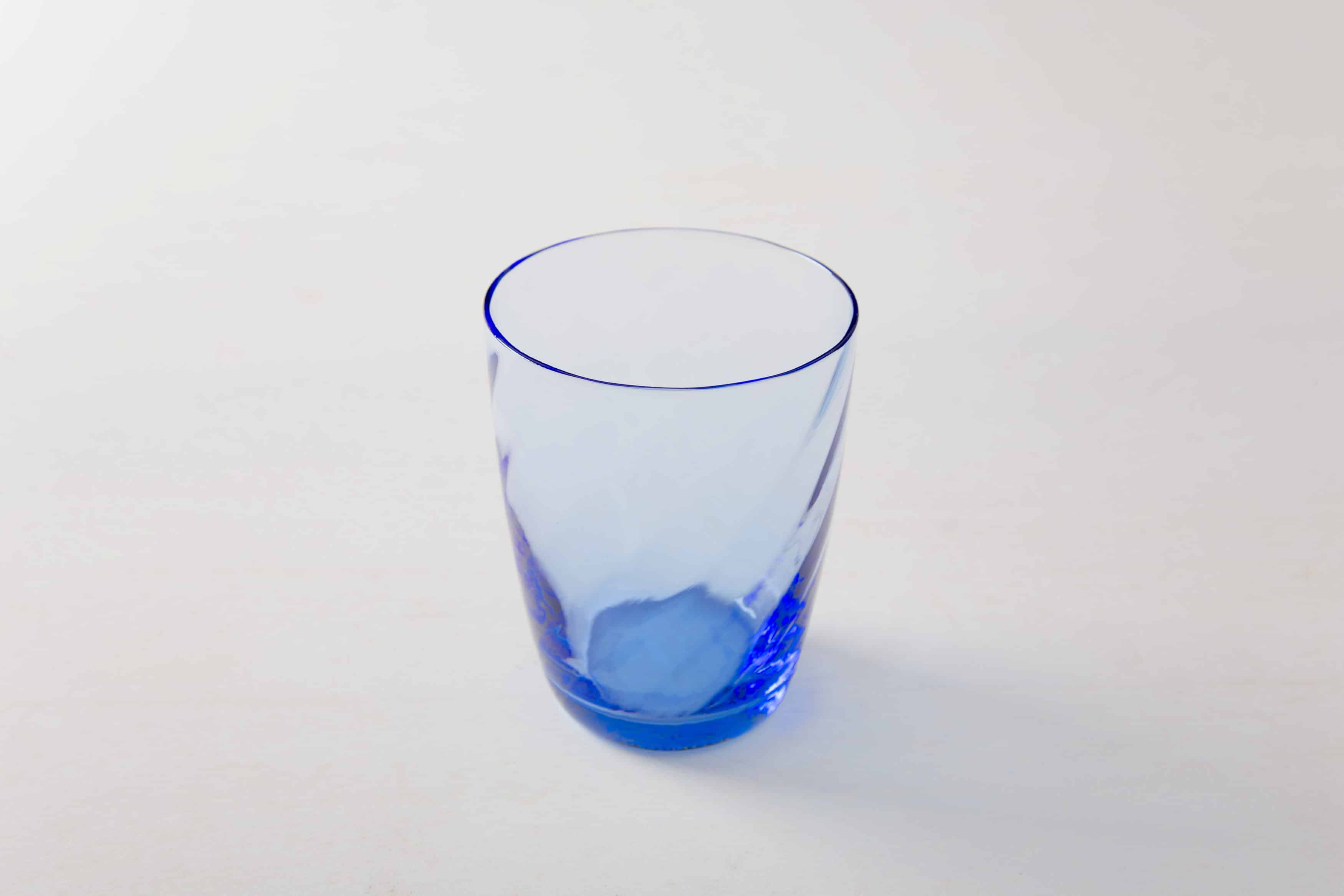 Stilvollen Wassergläser aus gefärbtem Glas mieten