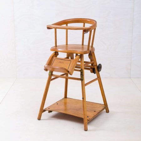 High Chair Balbuena Vintage | This high chair is a real vintage enthusiast's children's high chair, which should not be missing at any vintage event with or for children. Whether at a wedding table, a stylish children's birthday party or a birthday of relatives. Kids chair Balbuena definitely attracts attention and makes the vintage look of your event perfect.Matching the children's chair Balbuena we rent the cushion Condor to complete the look of your event decoration. | gotvintage Rental & Event Design