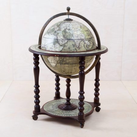 Stand Globe Tonco Vintage | This decorative stand globe is definitely vintage. Whether for an exhibition stand, a photo shoot or as a decorative element at an event - the stand globe looks really great and gives every decoration that little bit of extra. You can rent many other, extraordinary vintage decoration objects and select out of our vast range of products. | gotvintage Rental & Event Design