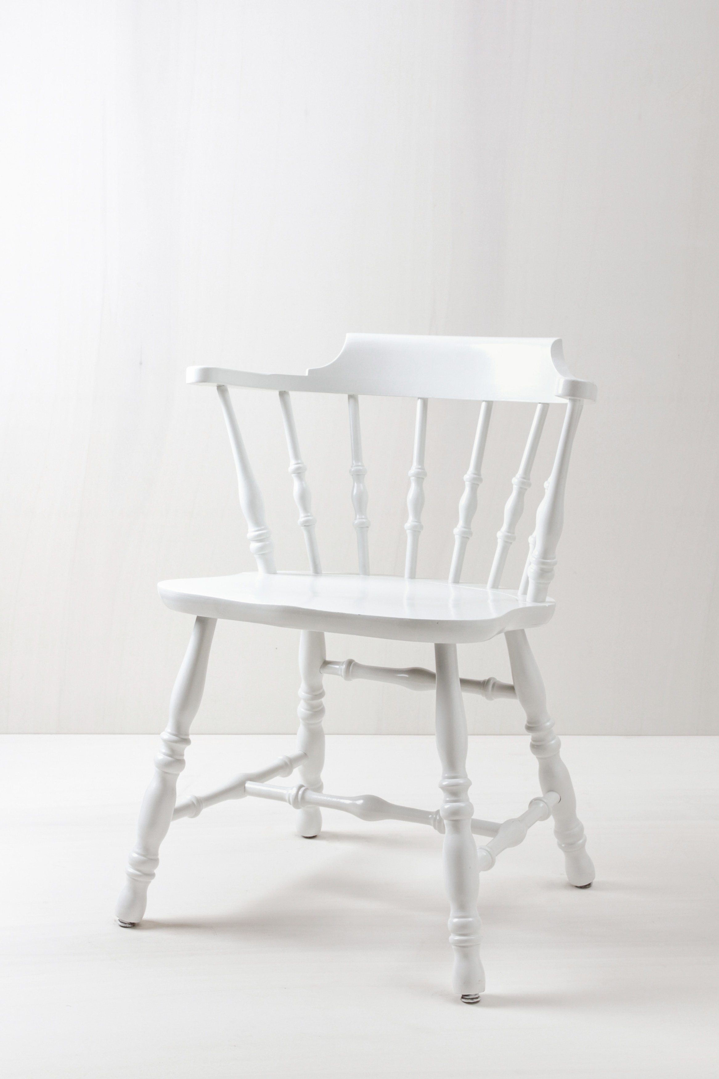 Bestuhlung von Events und Hochzeiten, weiße Holzstühle mieten