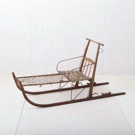 Wooden Sleigh Pampa | Who doesn't have wonderful childhood memories of snowy winter days on a wooden sleigh? This beautiful sleigh with a backrest brings alpine nostalgia to every event, as a decorative object as well as a bench or for a wintery photo background. We also offer the sleigh, Chilcas, and many others to go with it - they are even more stunning as a group. | gotvintage Rental & Event Design