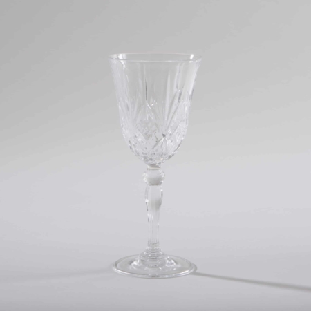 Wine Glass Victoria 27cl | Red wine glass Victoria is a beautiful glass in retro style. The glasses of the Victoria series go very well with our golden rental cutlery Ines. The wine glasses not only make a good impression on the side table of a cosy lounge, but also look simply stunning when laid down on a long table. | gotvintage Rental & Event Design