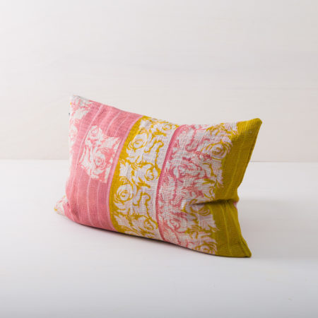 Pillow Chamical 40x60 | Cuddly cushions never fail to bring a cosy mood to event furnishings. Whether it's at a garden picnic on oriental carpets, on a vintage sofa, on an elegant armchair in a lounge area or in a romantic hammock, our comfortable, orange-yellow cushions are always the icing on the cake.From the atmospheric summer wedding to the festive Christmas party, we offer many beautiful pillow styles that match every occasion. Simply choose the right colours and sizes and spread the cushions and joy! | gotvintage Rental & Event Design