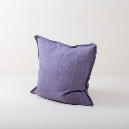 Pillow Cosme Linen Purple 50x50 | The pillows of the Cosme series are all made of stone-washed linen and have the characteristic and modern stonewashed look. The fabric is soft and pleasant on the skin and colored in natural shades.Rent our Cosme linen cushions and give your event, sofa or lounge the finishing touch. | gotvintage Rental & Event Design