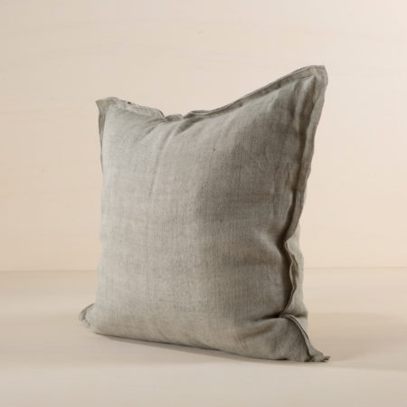 Pillow Cosme Linen Sand 50x50 | The pillows of the Cosme series are all made of stone-washed linen and have the characteristic and modern stonewashed look. The fabric is soft and pleasant on the skin and colored in natural shades.
Rent our Cosme linen cushions and give your event, sofa or lounge the finishing touch. | gotvintage Rental & Event Design