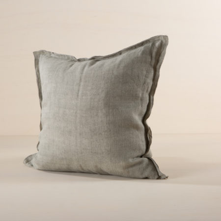 Pillow Cosme Linen Sand 60x60 | The pillows of the Cosme series are all made of stone-washed linen and have the characteristic and modern stonewashed look. The fabric is soft and pleasant on the skin and colored in natural shades.
Rent our Cosme linen cushions and give your event, sofa or lounge the finishing touch. | gotvintage Rental & Event Design