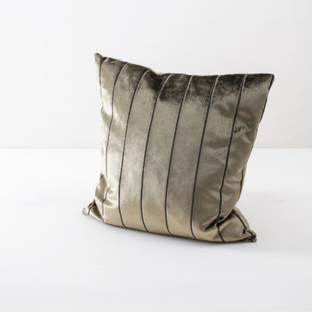 Pillow Roman Velvet Gold 50x50 | The Roman pillows are soft, with a slightly shiny cotton surface. The velvet cover can be interestingly combined with different colours and patterns. We also rent the Roman pillow in the colours rosé and blue. | gotvintage Rental & Event Design