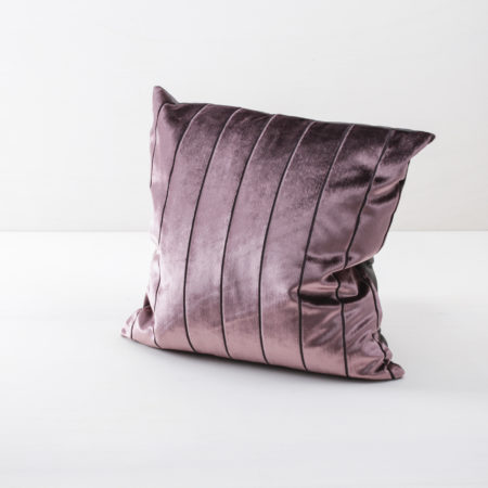 Pillow Roman Velvet Rose 50x50 | The Roman pillows are soft, with a slightly shiny cotton surface. The velvet cover can be interestingly combined with different colours and patterns. We also rent the Roman pillow in the colours blue and gold. | gotvintage Rental & Event Design