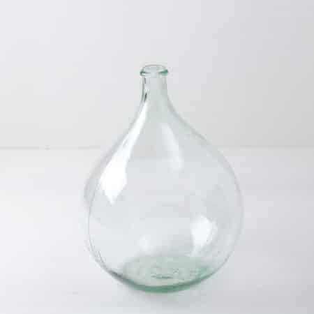 Demijohn Aurelia L | The demijohn Aurelia is wonderfully decorative. The beautiful large vintage glass balloon is often rented for decorating or designing. Equipped with a large flower, it creates a fantastic picture. | gotvintage Rental & Event Design