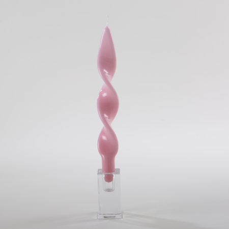 Shiny Twisted Candle Castellanos Glitz Pink | Whether in Teal or Glitz Pink, these twisted candles attract all eyes with their minimalist design. Somehow, they are more than just a candle, almost a small object of art that not only looks great on the table but also as an eye-catcher on sideboards or bar trolleys.Our spiral candles are carefully made by hand in a traditional manufactory in Italy. The softly shaped candles look particularly good in our “Rivadavia” candle holders made of clear glass. We exclusively offer candles for sale, not for rent. | gotvintage Rental & Event Design