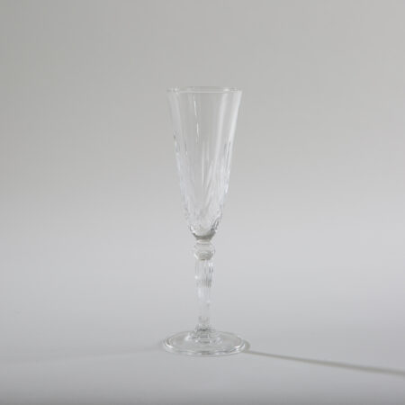 Champagne Flute Victoria 10cl | Champagne flute Victoria is a beautiful glass in retro style. The glasses of the Victoria series go very well with our golden rental cutlery Ines. So the champagne glasses not only give a good picture during a reception, but look simply stunning when laid down on a long table. | gotvintage Rental & Event Design