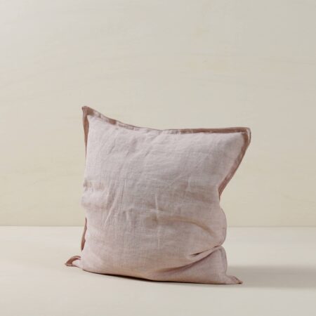 Pillow Cosme Linen Nude 50x50 | The pillows of the Cosme series are all made of stone-washed linen and have the characteristic and modern stonewashed look. The fabric is soft and pleasant on the skin and colored in natural shades.
Rent our Cosme linen cushions and give your event, sofa or lounge the finishing touch. | gotvintage Rental & Event Design