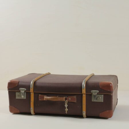 Koffer Pascalla | Reisekoffer Mateo ist ein perfektes vintage Dekorationselement für die verschiedensten Anlässe. Du kannst bei uns eine Vielzahl von vintage Koffern mieten. | gotvintage Rental & Event Design