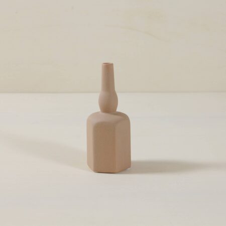 Vase Alejandra Terracotta Licht | Ist das noch eine Vase oder ist das schon Kunst? Bei dieser raffiniert geformten Vase schaut man gerne zweimal hin. Perfekt auch als Arrangement zu mehreren Vasen auf dem Tisch. | gotvintage Rental & Event Design