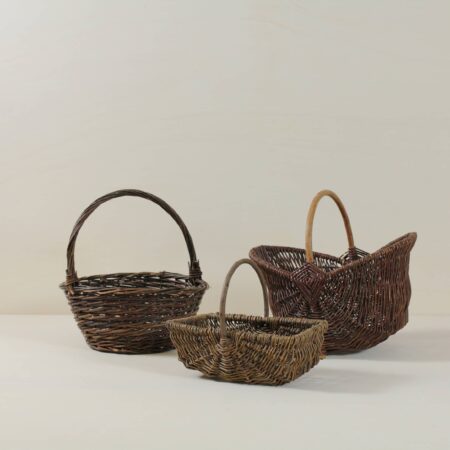 Wicker Basket Vintage Mismatching Bodeguita | Vintage "Mismatching" wicker baskets Bodeguita, available in a variety of sizes and shapes, adapt to all your needs. Whether for an intimate picnic, an outdoor event, or a catering service, our wicker baskets offer style and functionality on every occasion. Find the perfect size and shape for your next gathering and add a touch of vintage charm to your events! | gotvintage Rental & Event Design