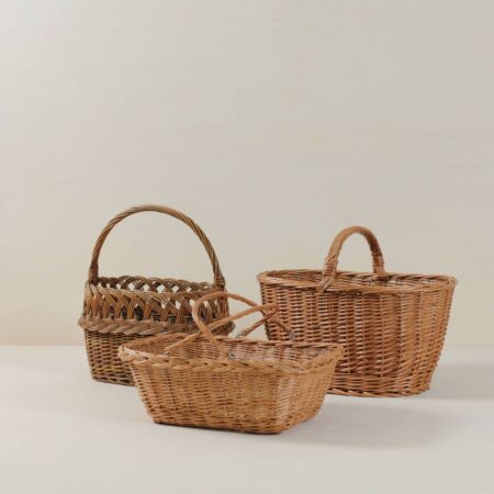 Wicker Basket Vintage Mismatching Emboscada | Vintage "Mismatching" wicker baskets Emboscada, available in a variety of sizes and shapes, adapt to all your needs. Whether for an intimate picnic, an outdoor event, or a catering service, our wicker baskets offer style and functionality on every occasion. Find the perfect size and shape for your next gathering and add a touch of vintage charm to your events! | gotvintage Rental & Event Design