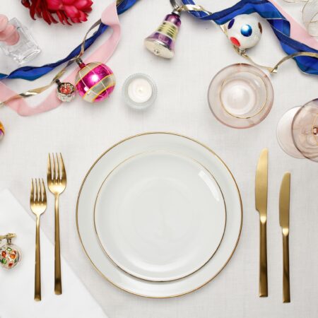 Tablescape Box Merry Glitz*mas | This happy set is radiating pure holiday joy. Full of optimism, your table transforms into a colourful candy-land with ribbons and painted Christmas ornaments in poetic blue and pink hues. Serve your unforgettable gourmet-feast on gold-rimmed plates and golden cutlery accompanied by blush-coloured glassware. Now, it is indeed the season to be jolly.

What's in it?
Each box comes with two complete place settings and tasteful decorations that will turn your table into something special. You can keep the flowers as a souvenir, everything else will return to gotvintage.
Are you more than two people? No problem, simply choose the right total number of people.


2x dinner plate Magdalena Ivory Colored gold rim ø 24cm
2x starter plate Magdalena Ivory Colored gold rim ø 18cm
2x cutlery set Ines Gold Matt 4 pieces (1 dinner knife, 1 dinner fork, 1 starter knife, 1 starter fork)
2x water tumbler Acadia Blush gold rim 34cl
2x wine glasses  Acadia Blush gold rim 45cl
2x candlesticks Rivadavia Glass
2x Twist Candles Pink Glossy 28cm
2x tealight holders Glass ø 5cm
2x tealight candles ø 3cm
1x set Christmas ornaments Clarinda Vintage mix, 6 pieces (design similar to picture)
1x set decoration ribbons, 3 coloured blue, gold and rose, each 1,5 m

* Rental costs per person 29.50 Euros, each box is for 2 people, add more boxes in steps of 2.

add. (from) 39,00 Euro for delivery to your door (depending on volume; delivery within Berlin city area; other routes on request)

or

– free self pick-up (packaging fee 25€) | gotvintage Rental & Event Design